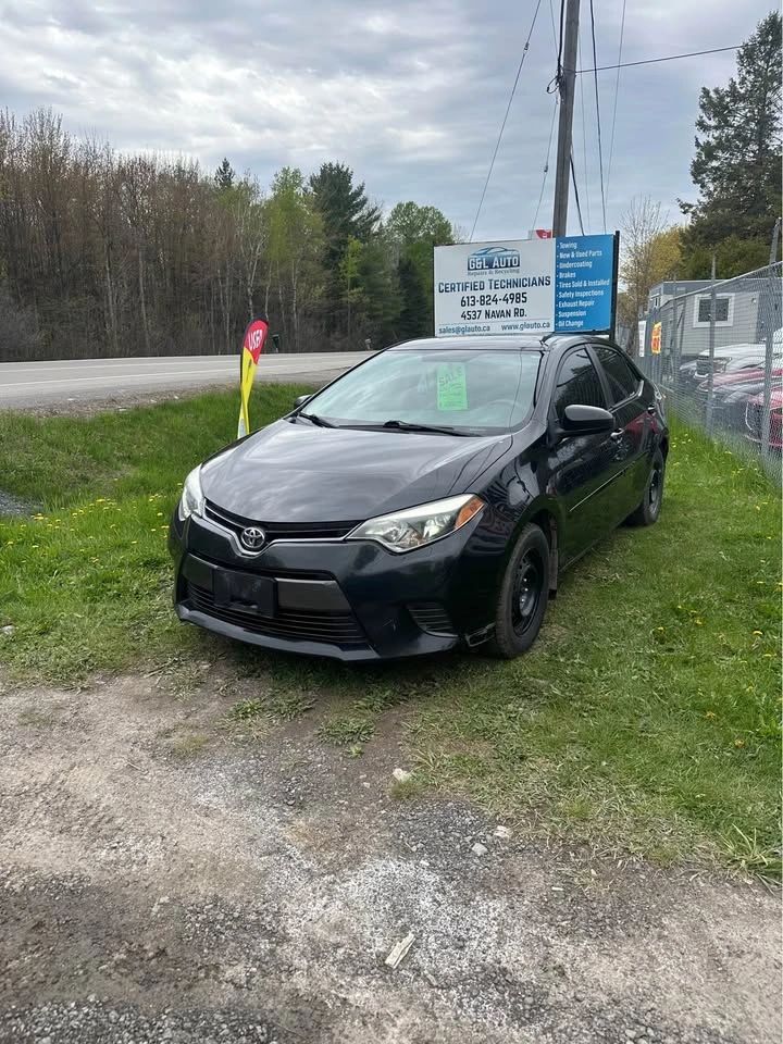 2015 Toyota Corolla LE photo 1